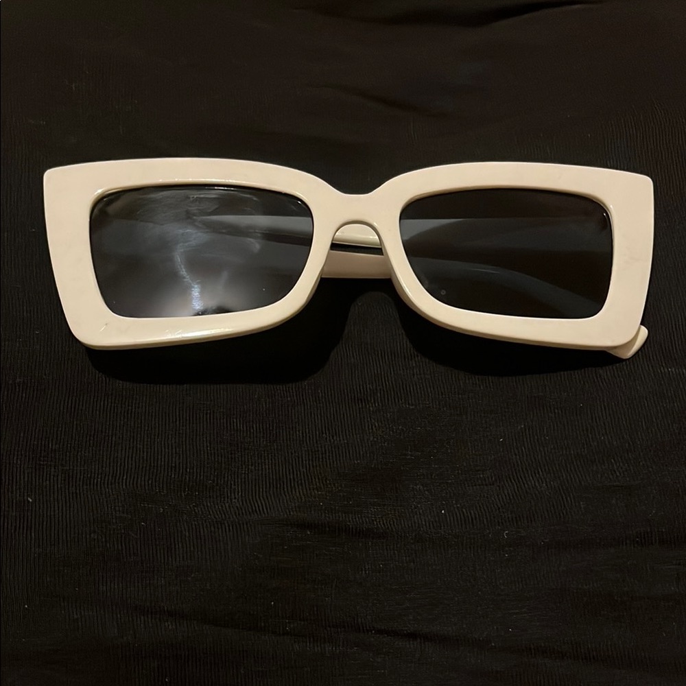 Chic White Rectangular Sunglasses - image 1